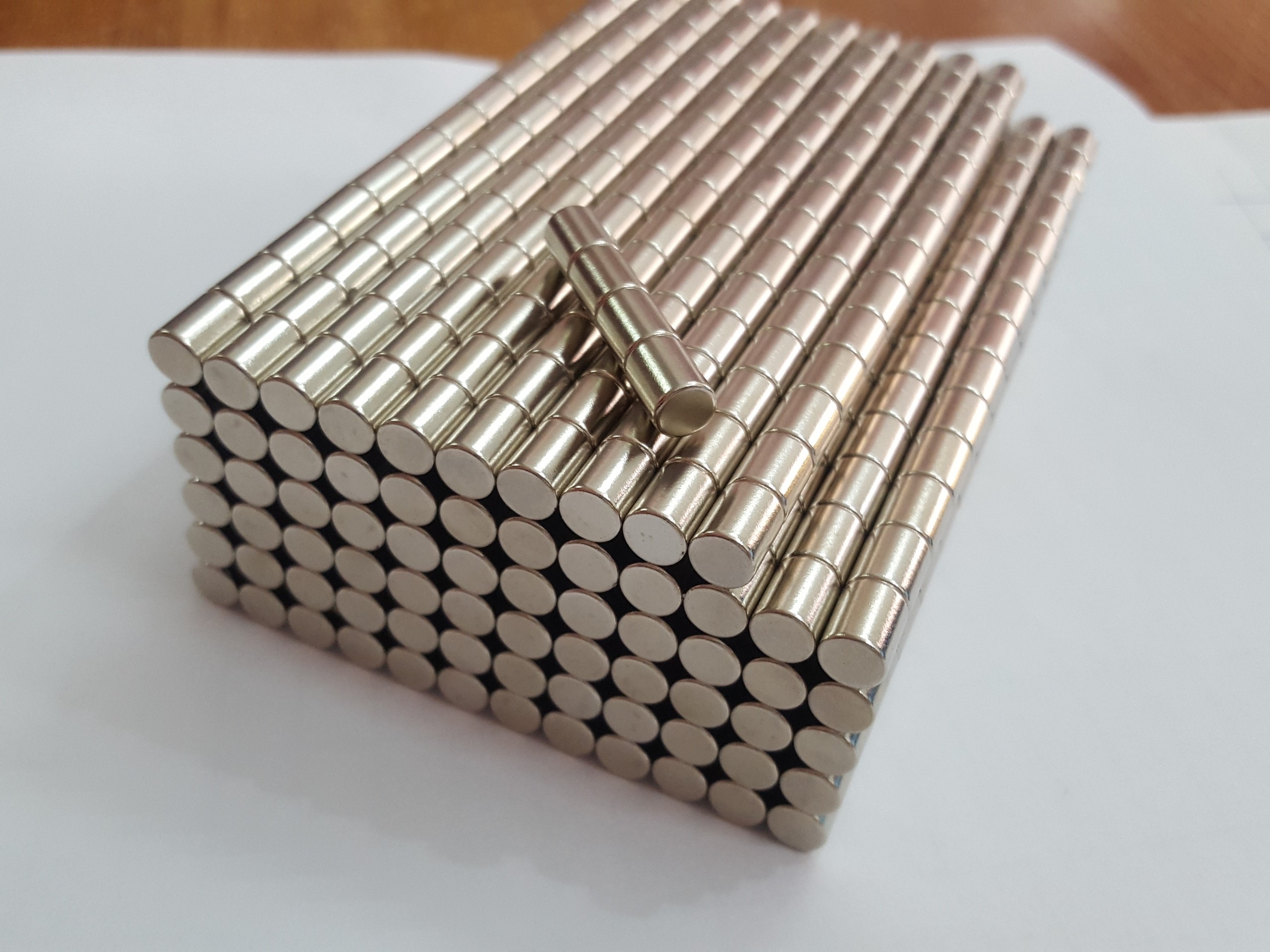 Nam châm viên trắng đất hiếm 6x8mm