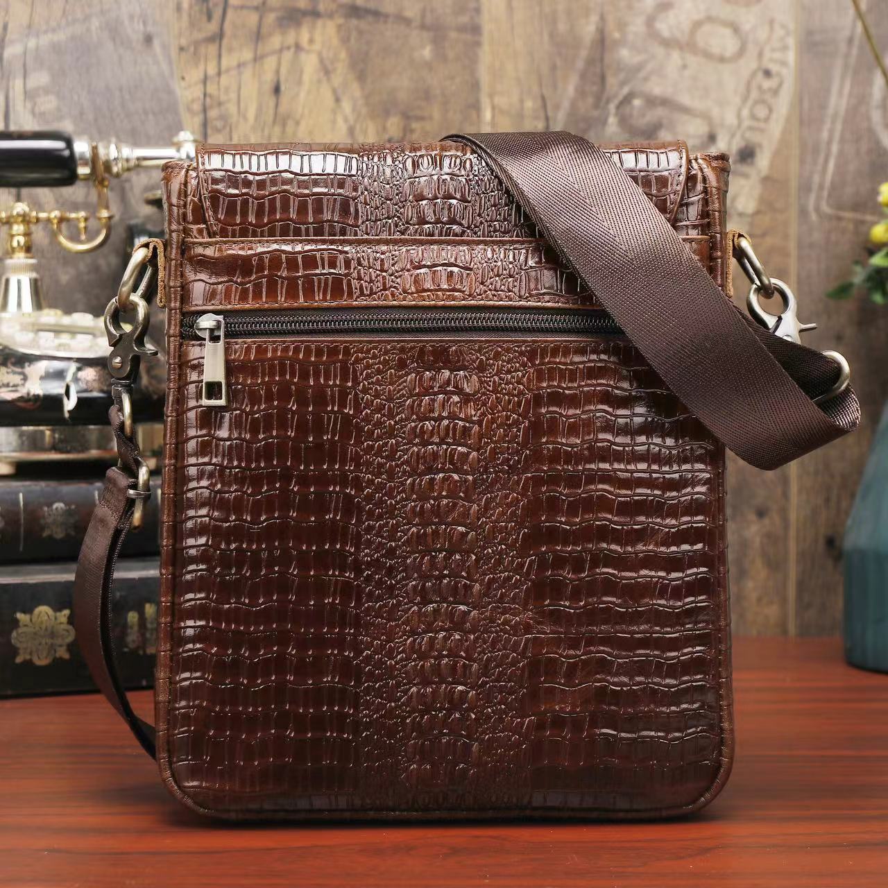 Túi đeo chéo nam DA BÒ THẬT phong cách mới - BEE GEE DCN9369