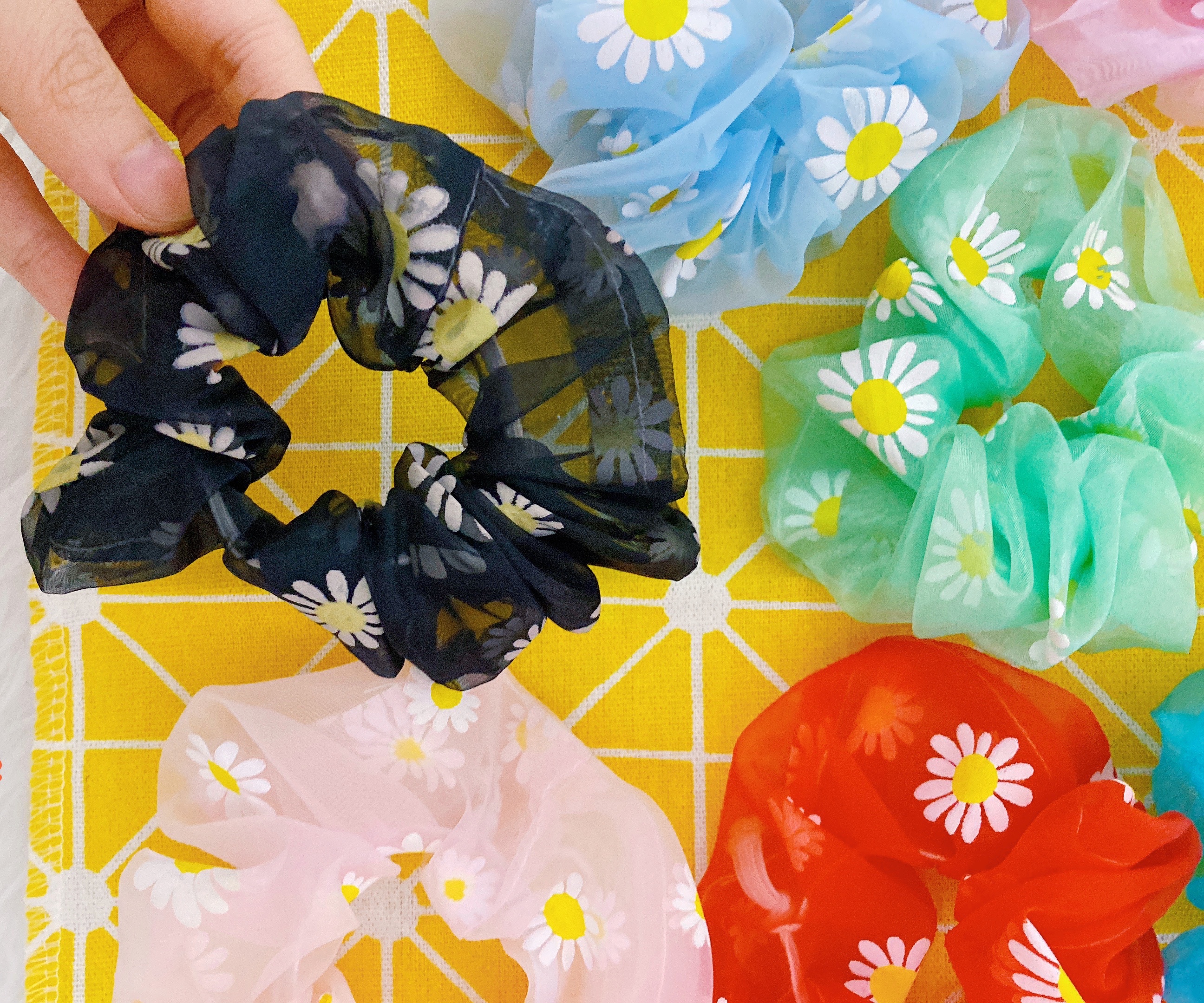 Cột Tóc Hoa Cúc Daisy Vải Voan Lưới Nhuỵ Vàng Nhiều Màu, Có Co Giãn, Chất Vải Xịn Nữ Tính