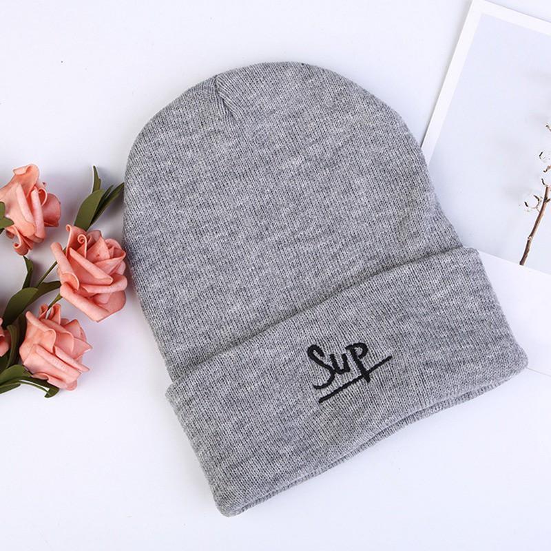 Mũ len thêu chữ thời trang cho nữ