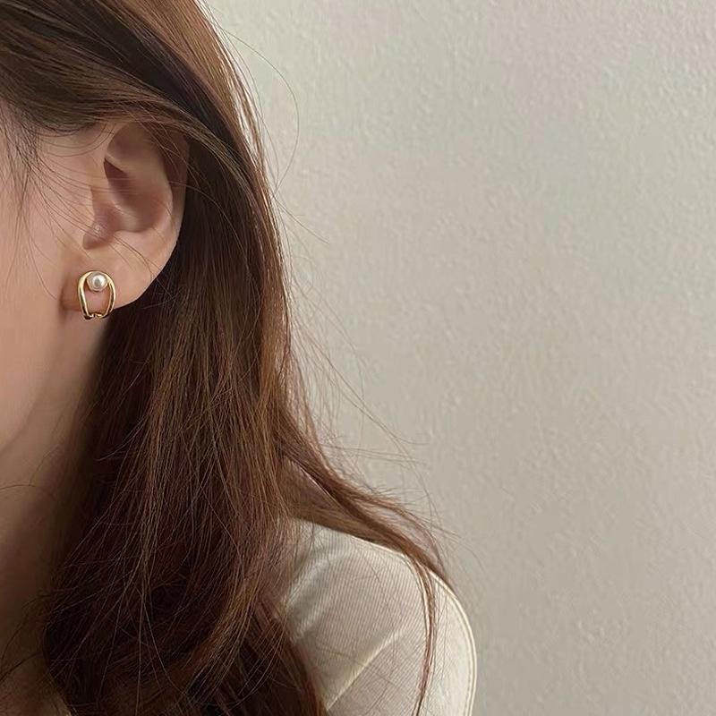 Khuyên tai nữ phong cách hàn quốc thiết kế basic đính hạt trai cao cấp Reina