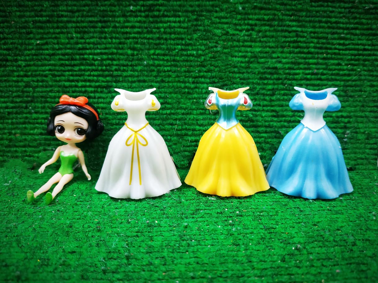 Đồ chơi búp bê thay váy: Set 1 búp bê công chúa Disney cổ tích kèm 3 váy dạ hội thời trang thay đổi