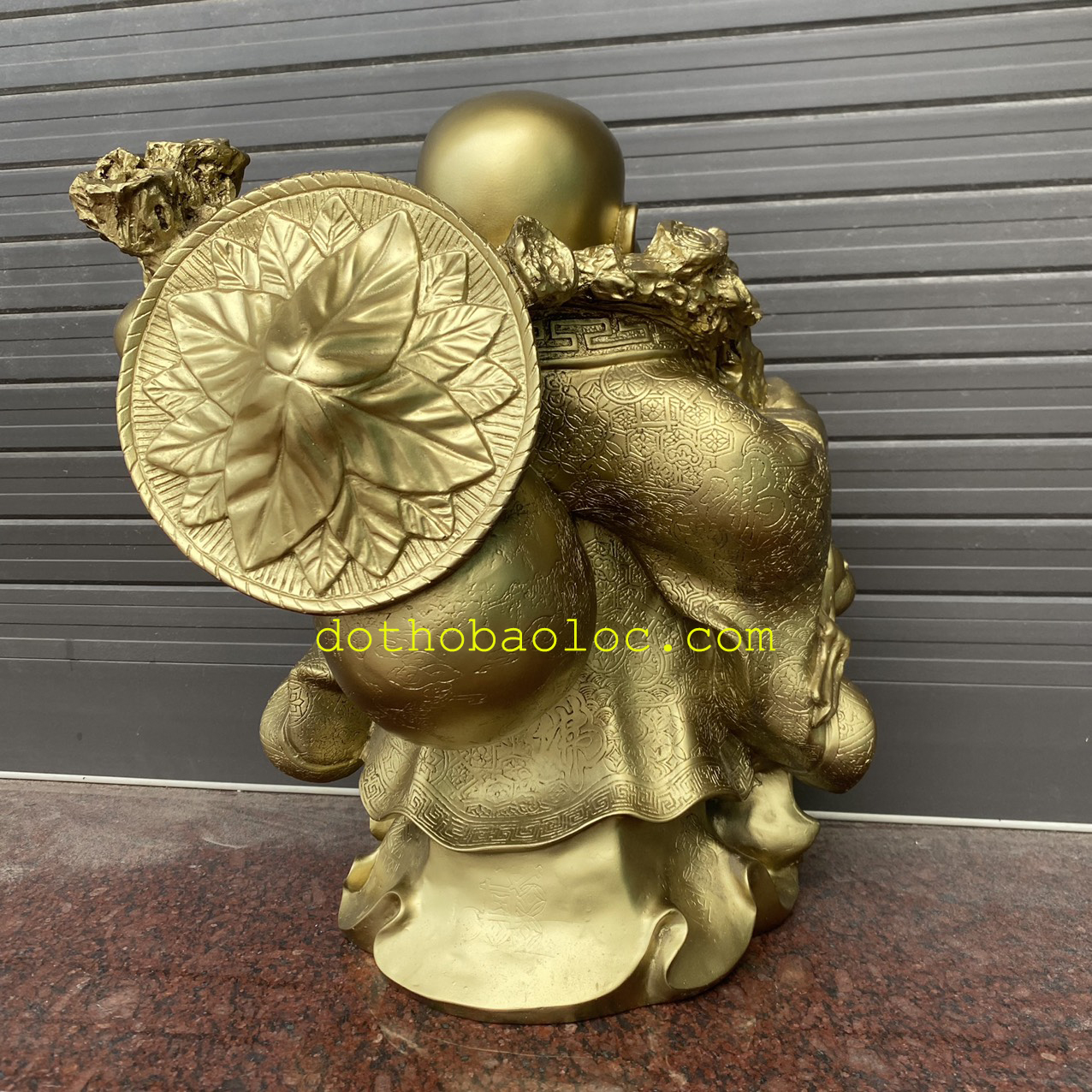 Tượng Di Lặc bột đá màu vàng đồng tay cầm quạt và thỏi vàng cao 39cm