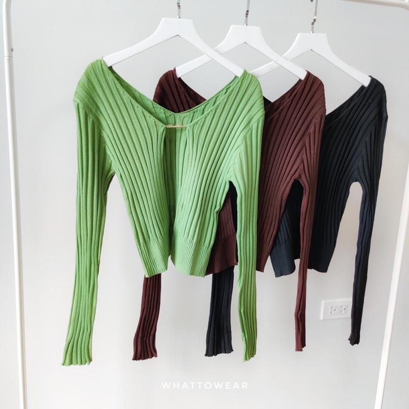 Áo len Jennie cài móc giữa ngực trendy