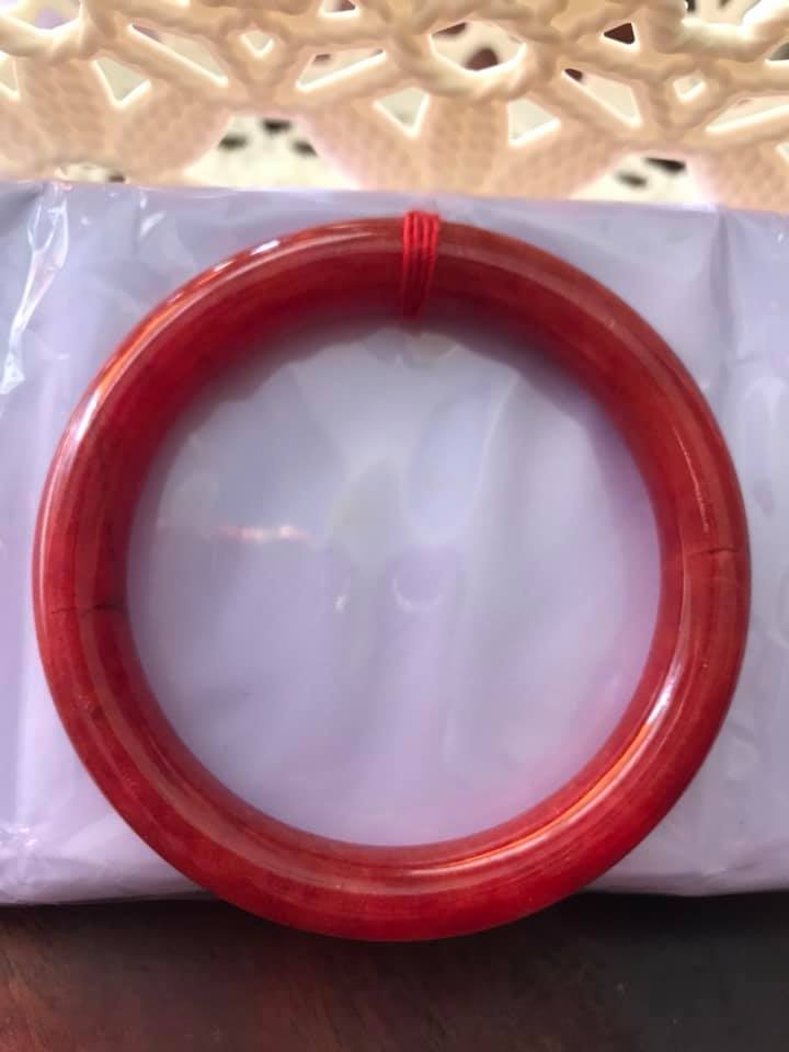 CHIẾC VÒNG TAY PHONG THỦY ĐÁ CẨM THẠCH CỒ ĐỎ CỌNG TO SIZE 56MM X DẦY 9MM MÀU ĐỎ ĐẬM ĐẸP NAM NỮ MỆNH HỎA THỔ 56kg đến 68kg Ạ