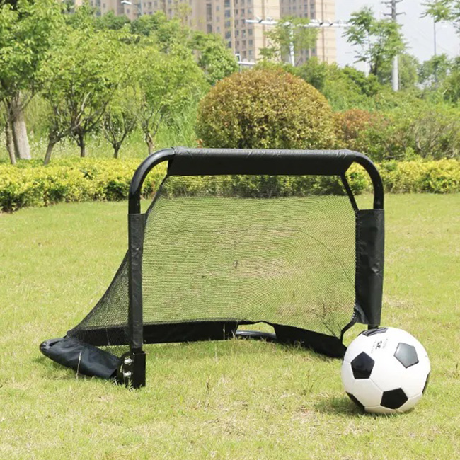 Khung thành bóng đá mini ( tặng kèm bóng) kích thước 90 x 60 x 60cm (dài x rộng x cao), phù hợp chơi trong diện tích nhỏ, có thể gập gọn dễ dàng