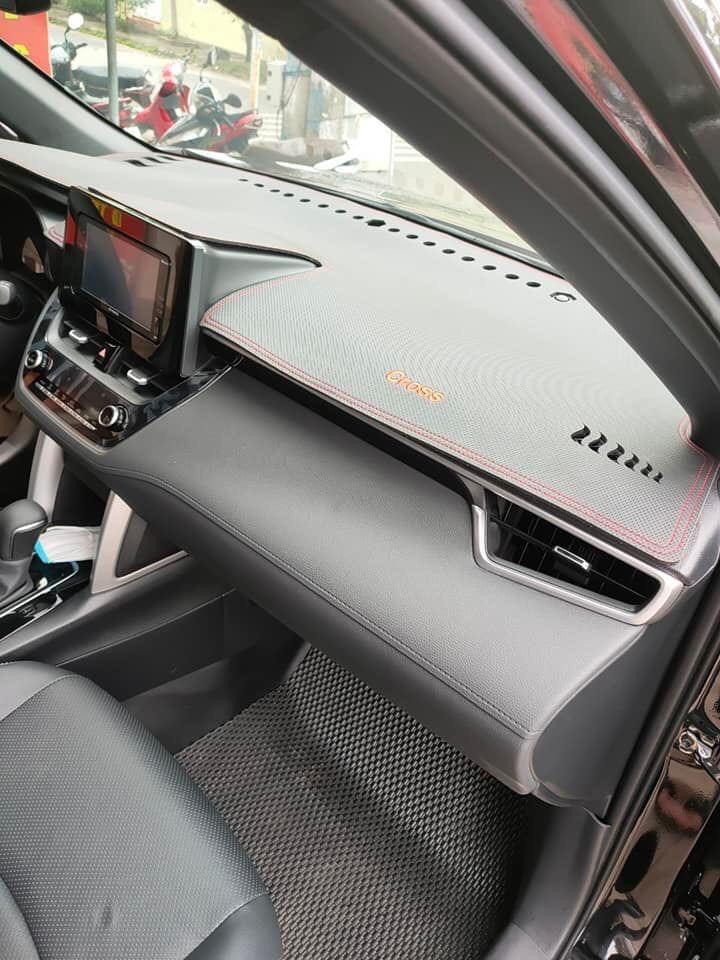 Thảm Taplo Xe Toyota Cross 2020-2022 loại da dày cao cấp 3 lớp chống trượt Da Carbon đen