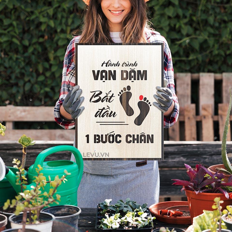 Tranh treo slogan LEVU LV008 "Hành trình vạn dặm bắt đầu từ một bước chân"