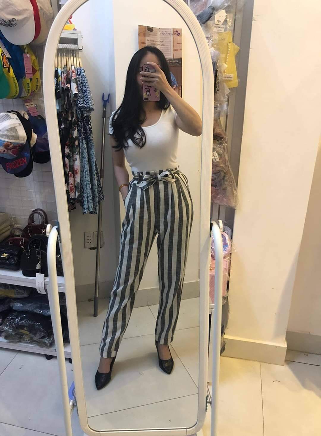 Áo thun nữ Rosa Vivi màu basic trơn cổ U