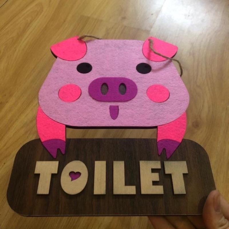 Bảng gỗ decor treo trang trí nhà vệ sinh toilet hình chú heo hồng