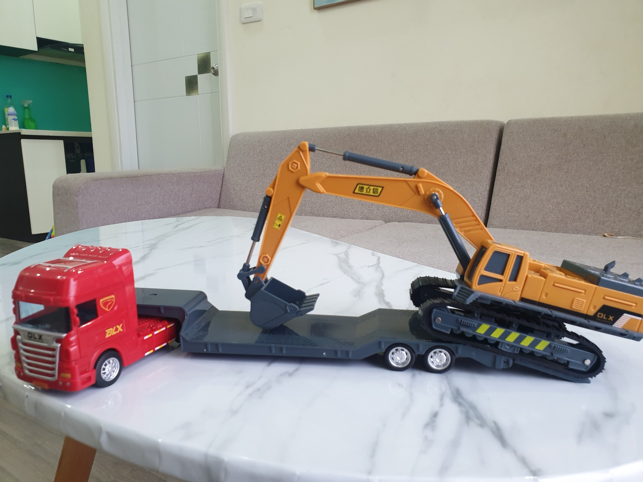 Đồ chơi mô hình xe đầu kéo xe xúc và xe xúc đất KAVY NO.8807 gồm 2 xe