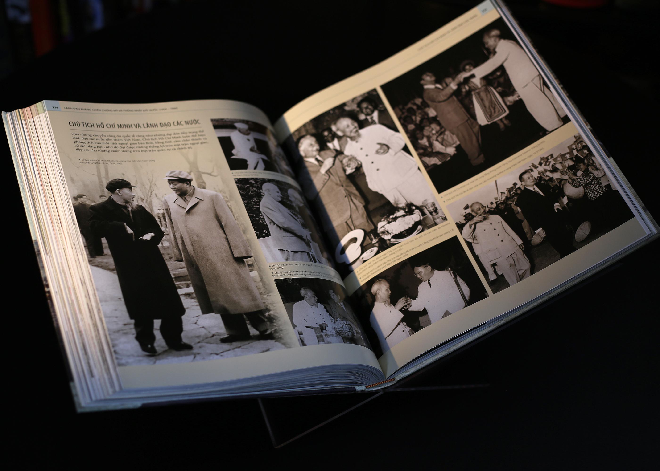 Sách - Hồ Chí Minh - Tiểu Sử Bằng Hình - Ấn Bản Giới Hạn - Bìa Vải