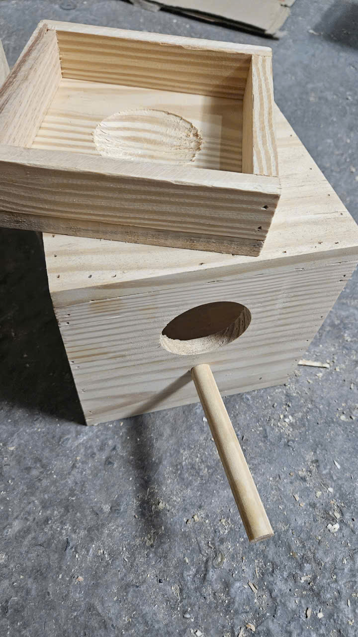 1 tổ đẻ (dài 18 rộng 18 cao 18) dùng làm tổ sinh sản cho các dòng vẹt yến phụng, Love bird, parrotlet (có khay rút đáy)