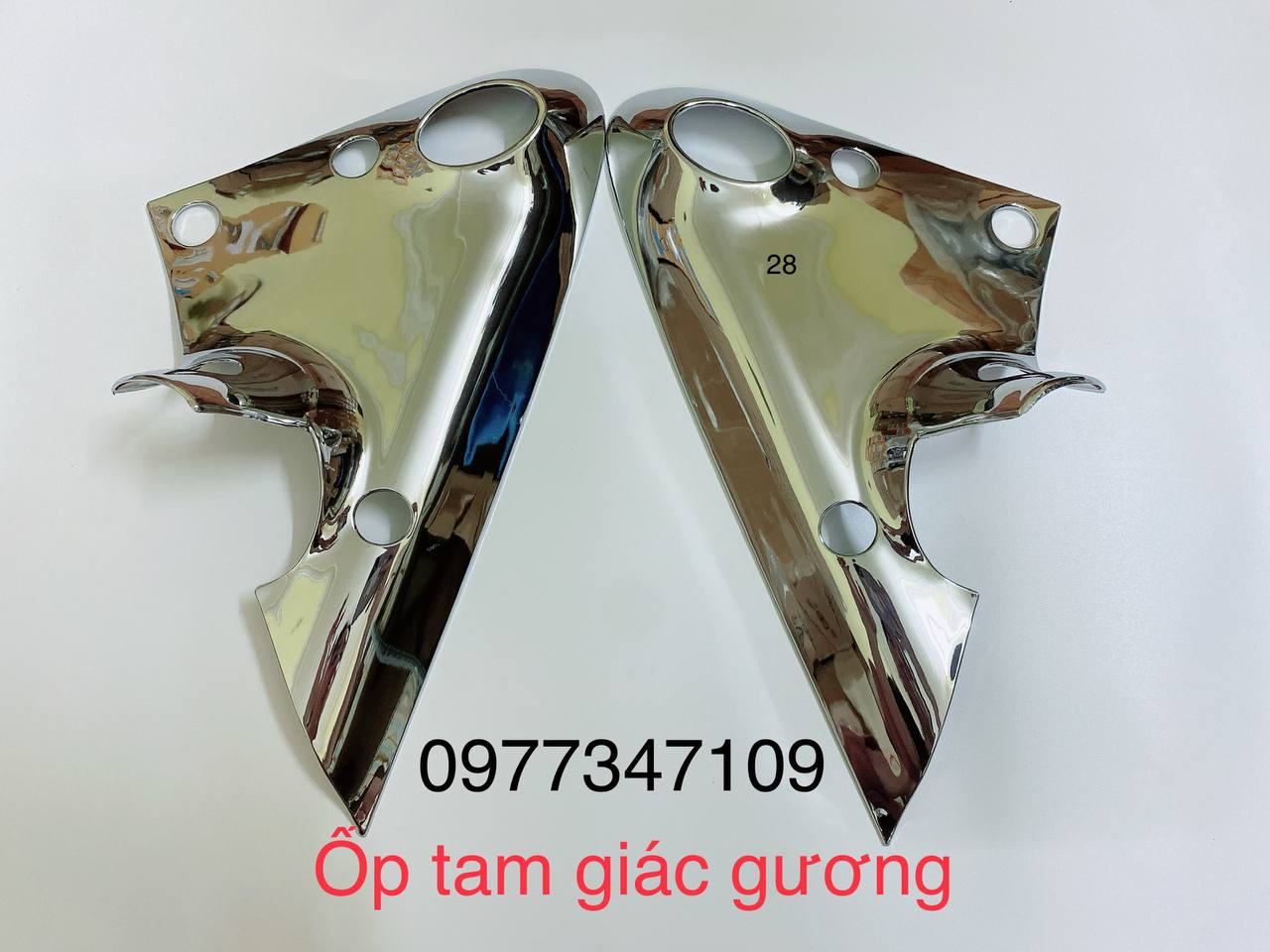 Ốp mạ tam giác chân gương xe Ford Transit