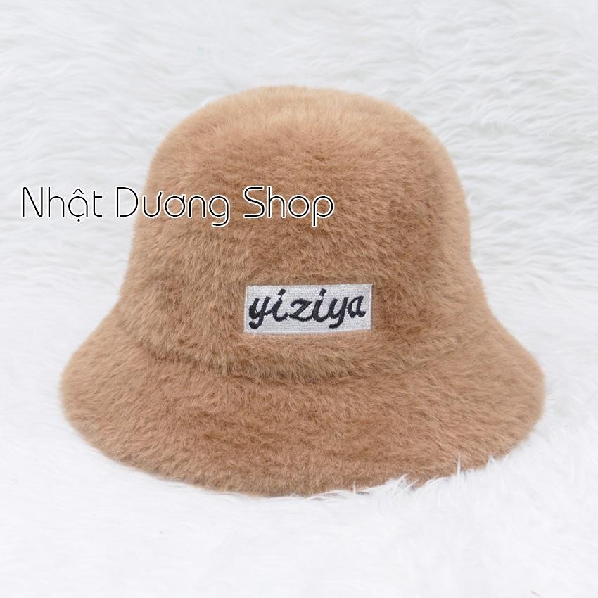 Mũ bo cụp lông thỏ, nón tai bèo hàng quảng châu thêu chữ Yiziya, phía trong có 2 dây rút giúp giữ chặt nón khi đội.