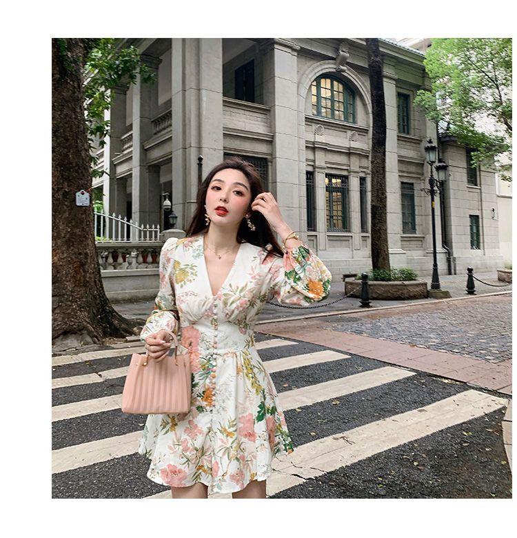 TOBE1SHOP 2023 Xuân/Hè Jumpsuit Nữ dài tay áo Hàn Quốc V cổ đèn lồng tay áo đầm in váy cao eo rộng chân quần