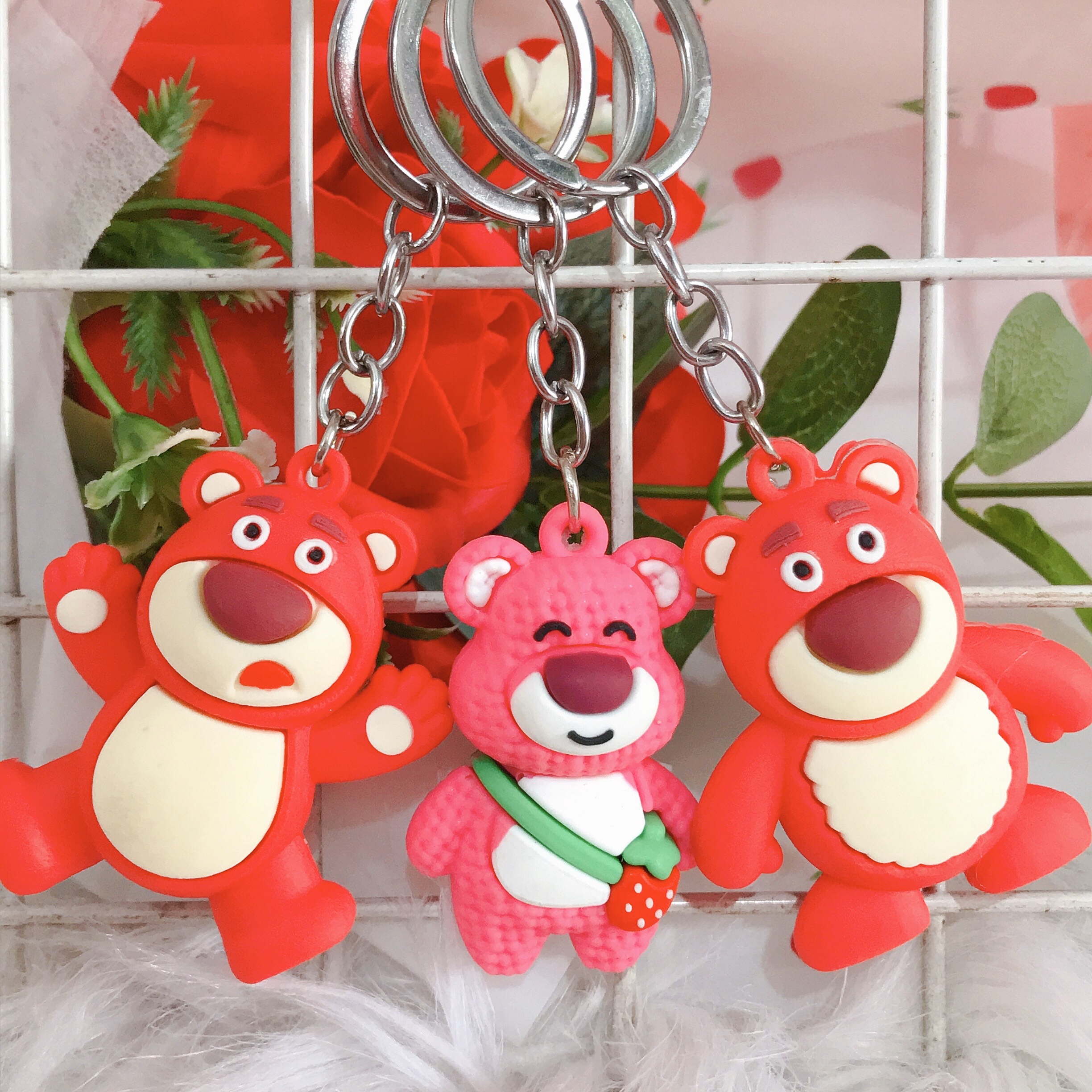 Móc Khoá Gấu Dâu Hồng Lotso Silicon Siu Đáng Yêu - Gấu Lotso Huggin Trong Phim Hoạt Hình Toy Story Dễ Thương