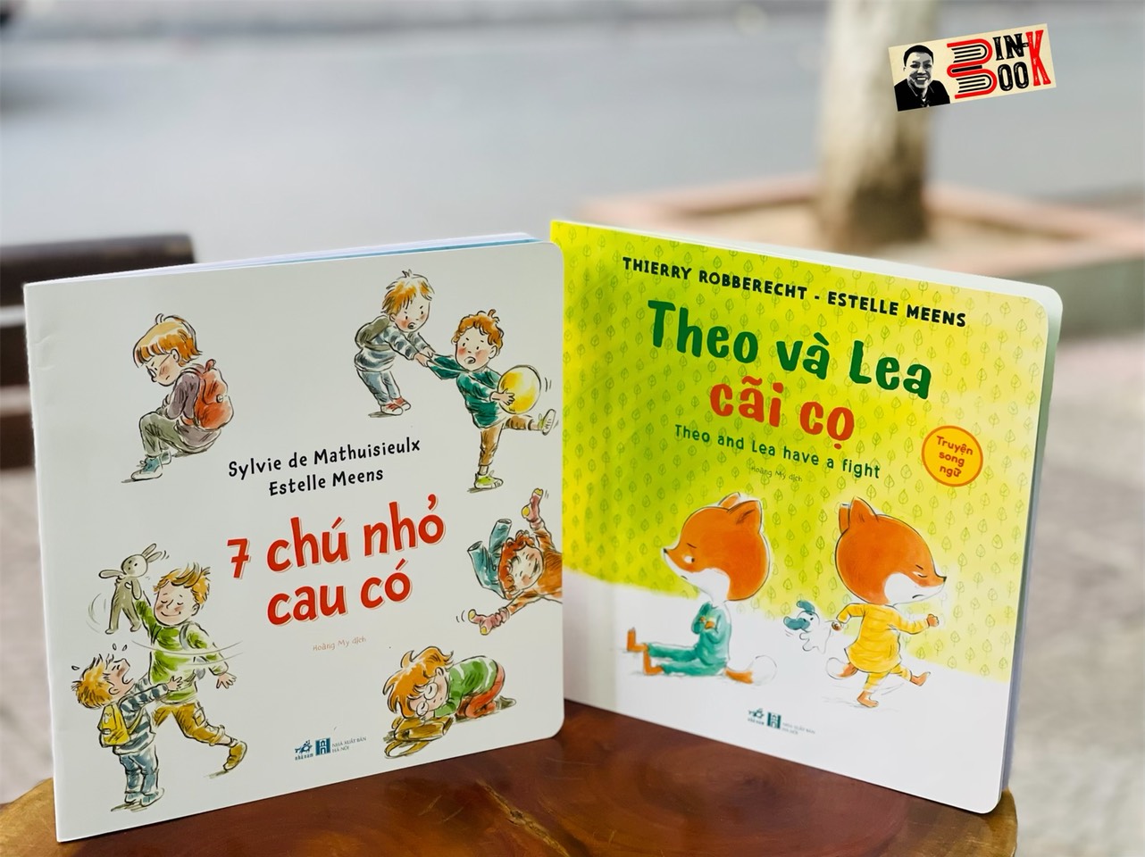 (Combo 2c sách thiếu nhi, in màu toàn bộ) 7 CHÚ NHỎ CAU CÓ và THEO VÀ LEA CÃI CỌ (truyện song ngữ) - Estelle Meens, Sylvie de Mathuisieulx, Thierry Robberecht – Nhã Nam – bìa mềm