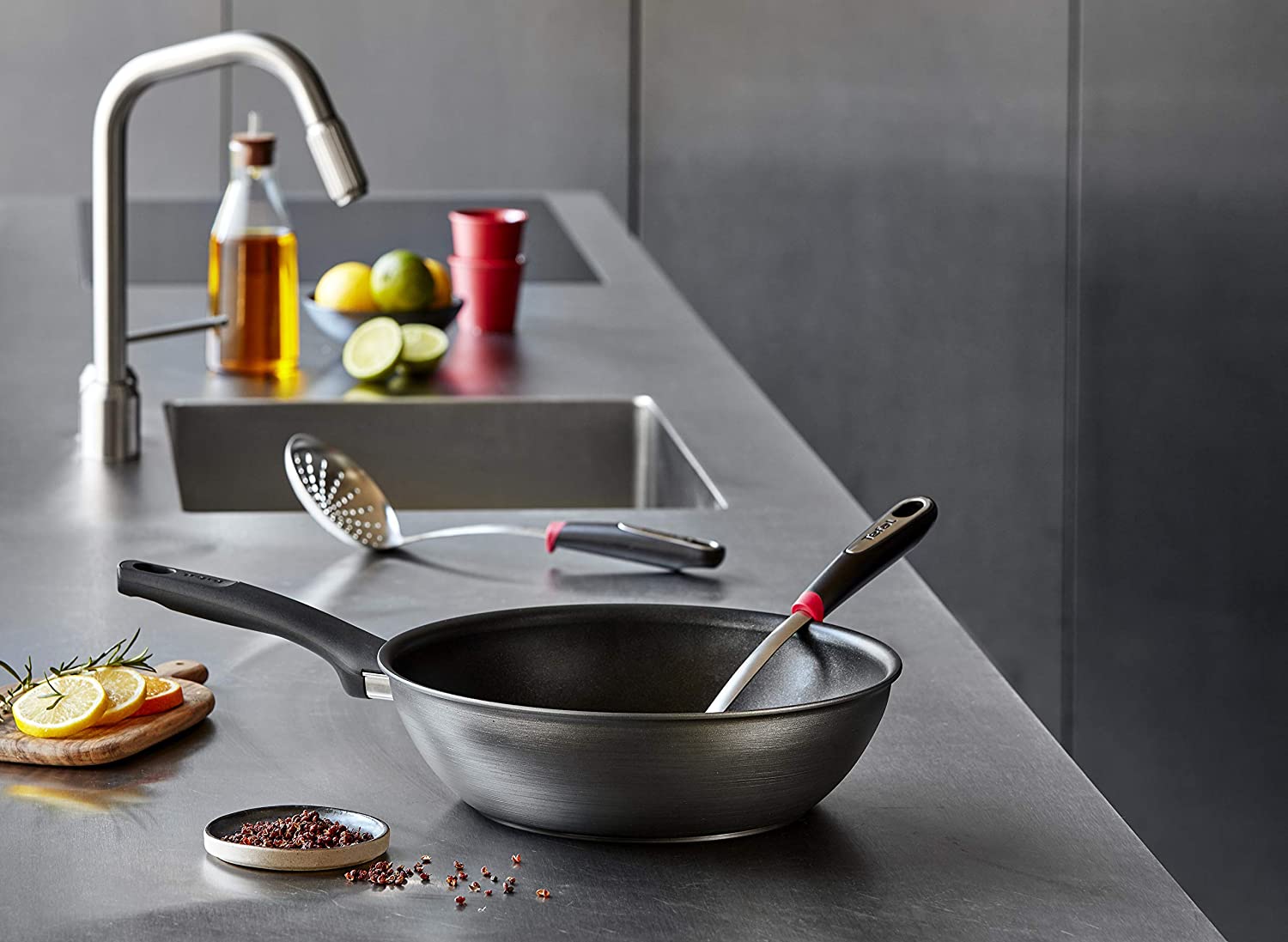 Chảo Sâu Lòng Chống Dính TEFAL G28919 HARD TITANIUM PRO Wokpfanne 28cm, Nhập Khẩu Đức, Phủ Titanium Excellence Bền Gấp 6 Lần Chảo Thường - Hàng Nhập Khẩu