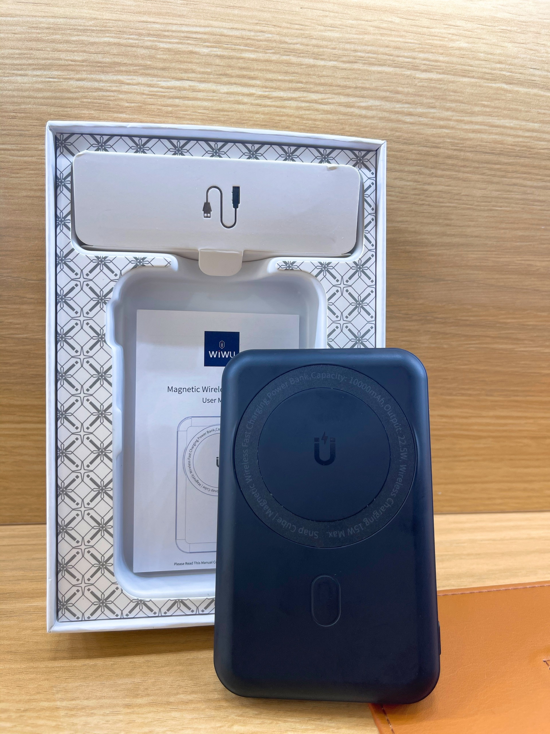 Sạc Nhanh Không Dây Wiwu Snap Cube Dành Cho Iphone 12, Iphone 13 Pin Dự Phòng 10000mAh - Hàng Chính Hãng