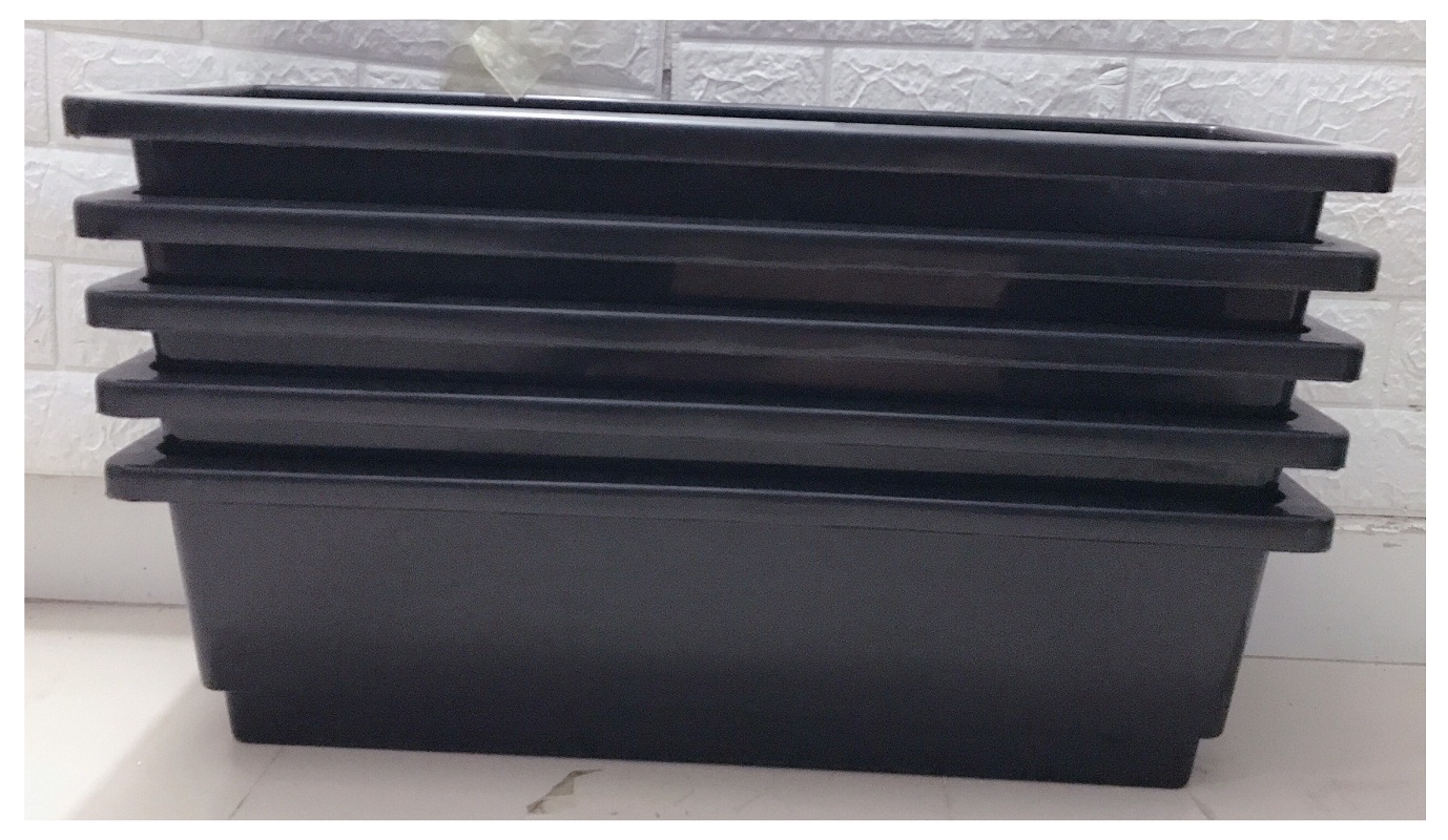 Combo 5 Giỏ Sắt Treo Chậu Hoa Ban Công Hình Chữ Nhật KT 64x21x18Cm - Màu Trắng + 5 Chậu/ Khay/ Máng Nhựa Trồng Rau, Trồng Hoa, Cây Cảnh Kích Thước 67X24X19Cm - Màu Đen