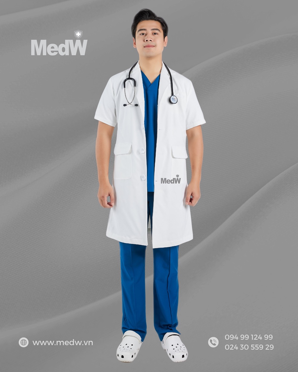 MedW Zeus Lab Coat (Nam Tay Ngắn ) Áo Blouses Bác sĩ  Bộ Trang Phục Y Tế Bác Sĩ, Điều Dưỡng Thiết Kế Pháp Cách Tân Trang Trọng Thẩm Mỹ, Vật Liệu Y Tế Cotton Nhật Nhập Khẩu Chuyên Biệt Không Bám Dính, Xếp Ly Giữ Dáng Suông