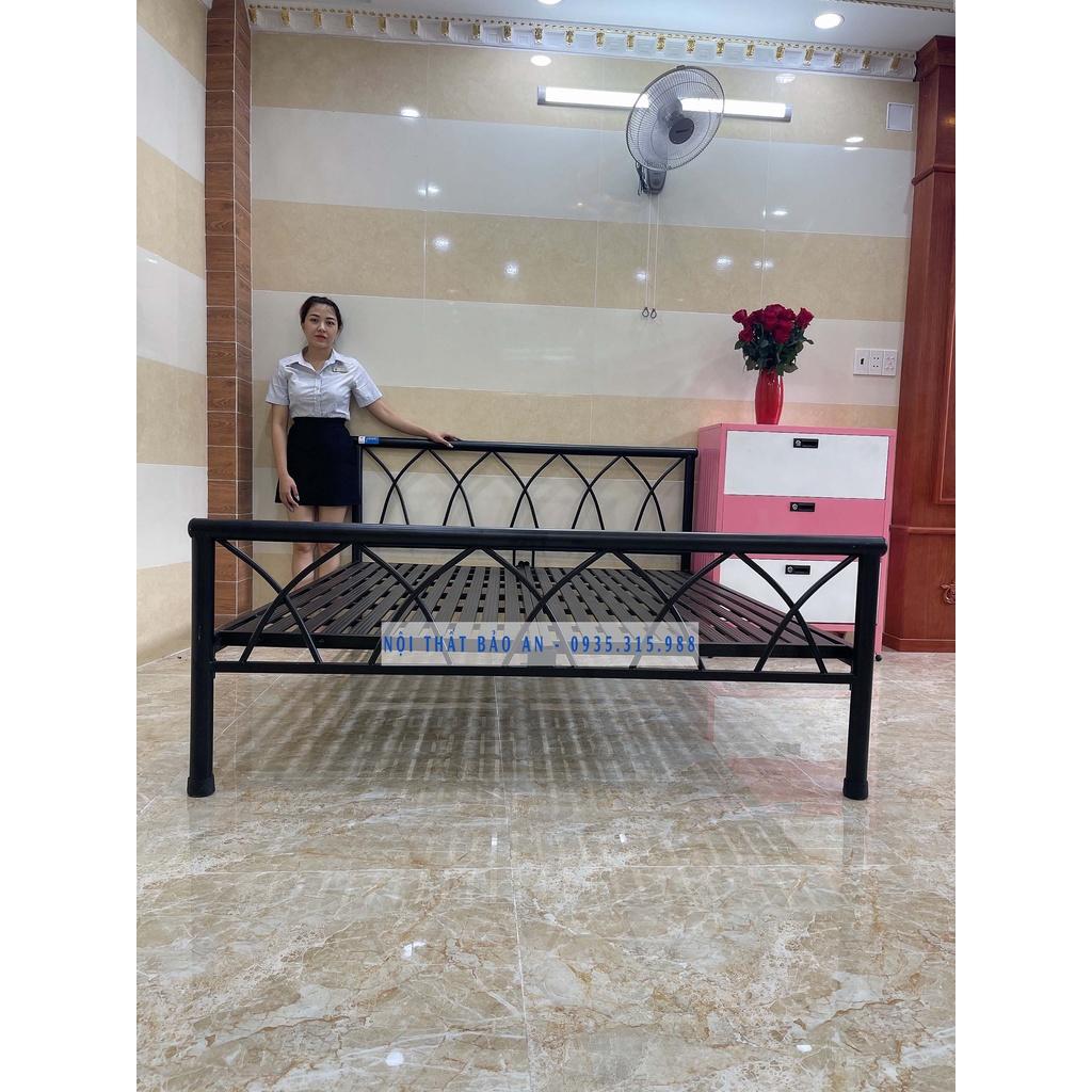 Giường sắt mỹ nghệ đan chéo 1m8x2m, tháo lắp dễ dàng
