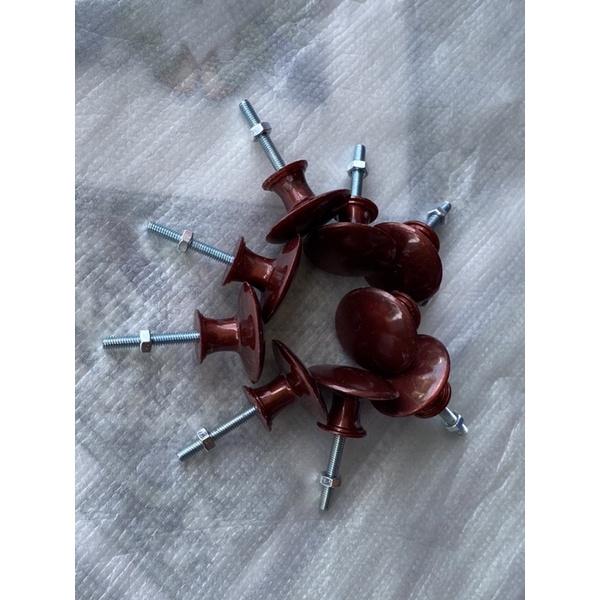 Núm tủ nhựa tròn giả gỗ kèm ốc
