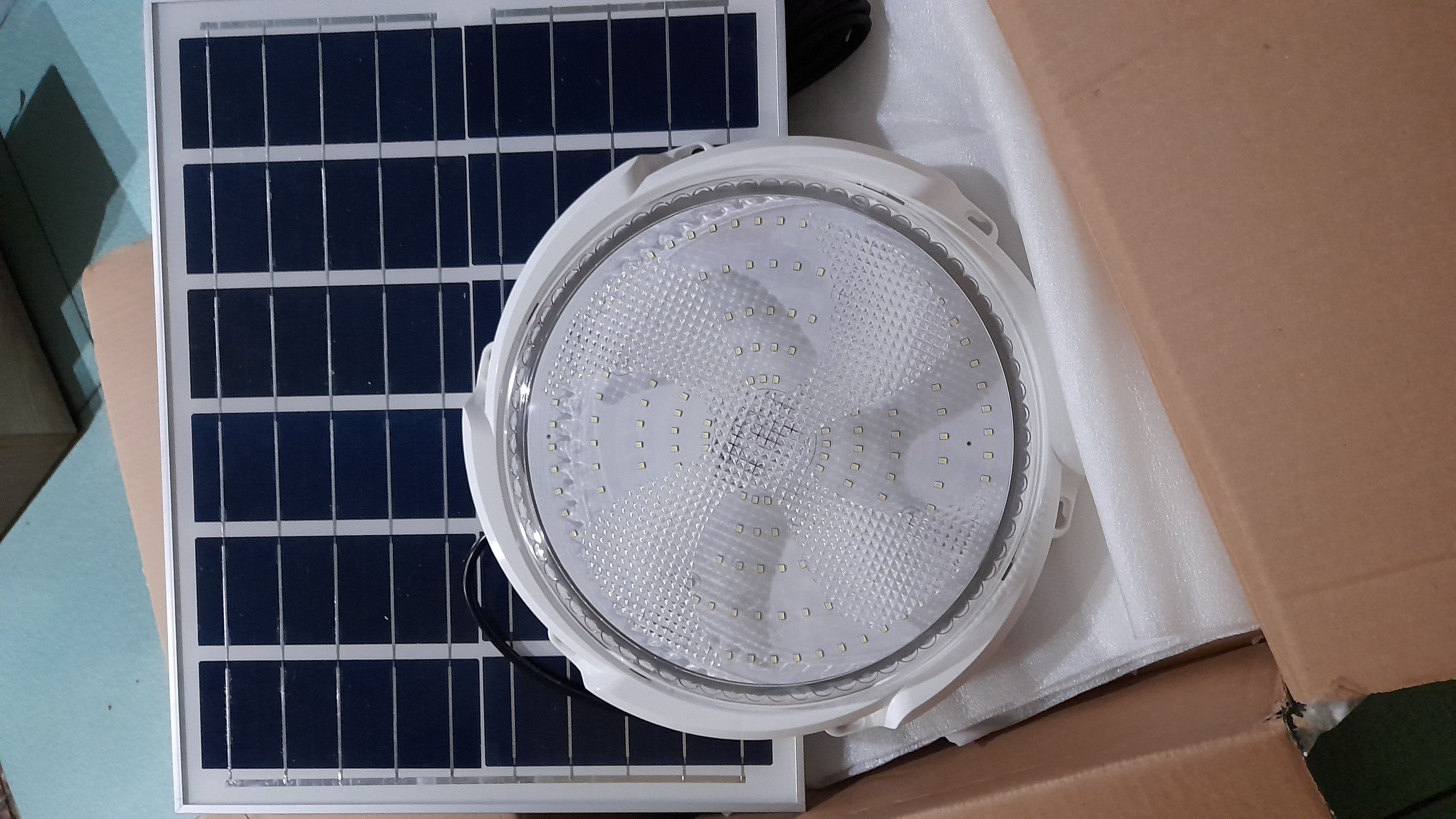 Đèn năng lượng mặt trời ốp trần 300W loại thiếu công suất