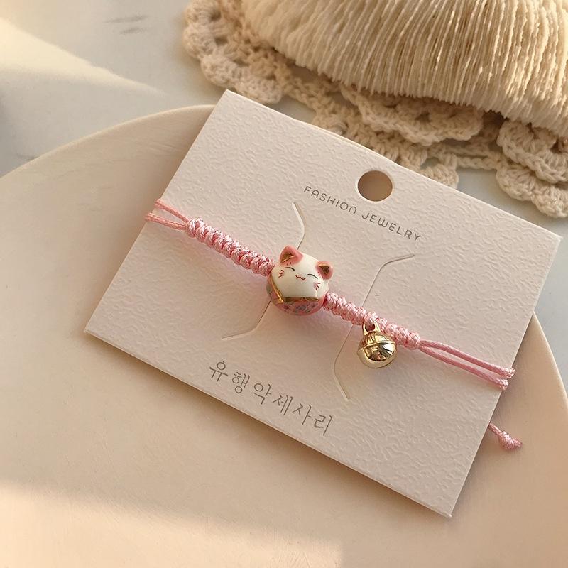 Vòng đeo tay nữ hình chú mèo Makeni Neko mang lại may mắn cho thân chủ. Vòng tay dây bện mặt mèo xinh xắn.