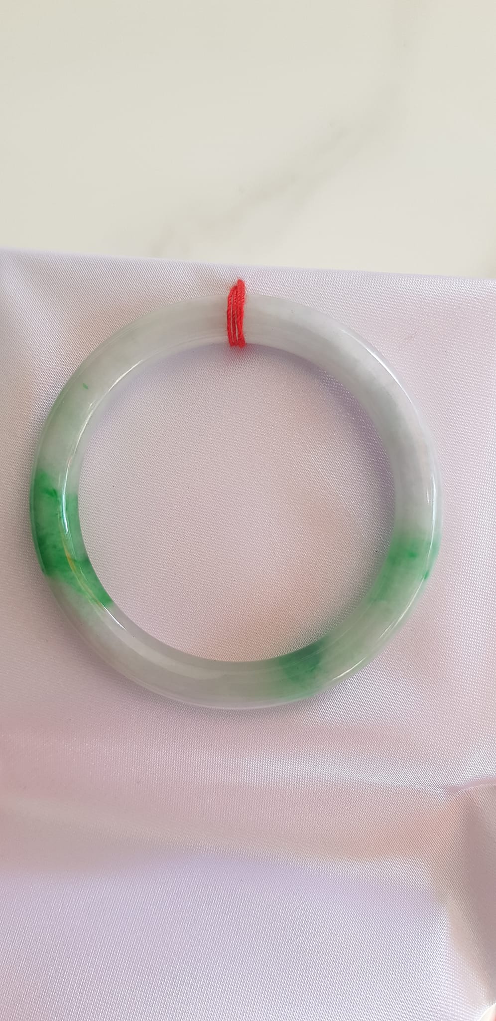 Vòng Cẩm Thạch tự nhiên đẹp Tr Lý Sao 47mm x chột 6,5mm Vòng màu trắng sữa điểm xanh lý đậm bóng mượt đẹp xinh sang tay lắm Nữ tay nhỏ 30kg - 47kg đeo đẹp ạ
