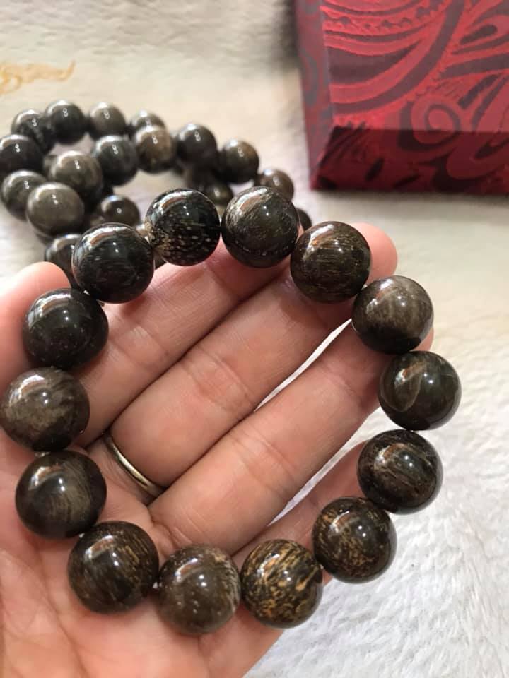 Vòng Gỗ Hóa Thạch Nam Đeo Tay Rất Đẹp Hiếm có hàng size 14mm Vòng size 14ly gồm 14 hạt vào cung nam đeo được hết ạ Màu Nâu Đậm Vân Gỗ Tự Nhiên Nam đeo Đẹp Sang Tay tốt rẻ ạ