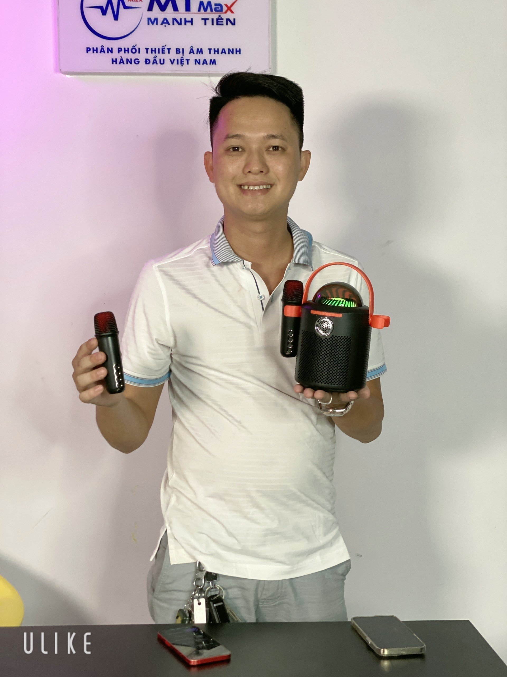 Loa Karaoke Bluetooth Y11 kèm 2 micro thiết kế độc đáo sang trọng