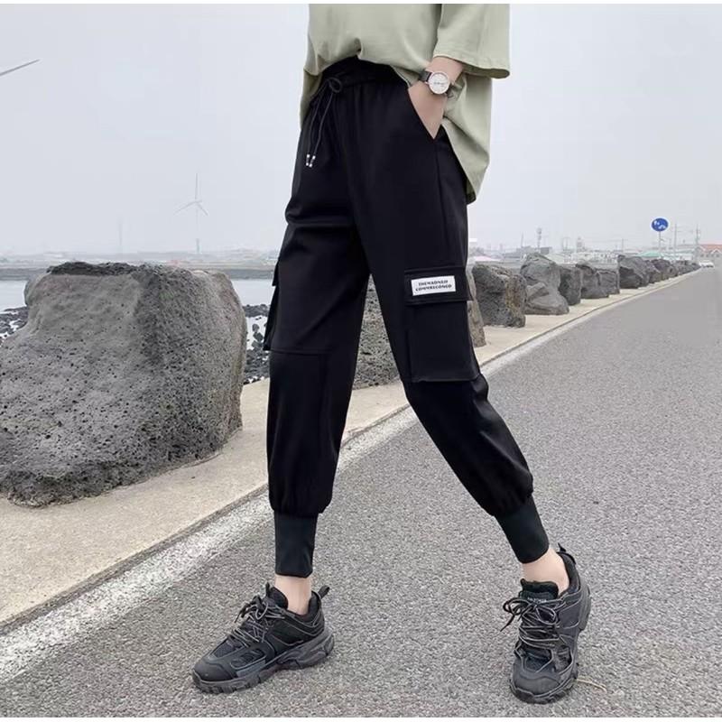 Quần Jogger Da Cá Túi Hộp Mác Chữ