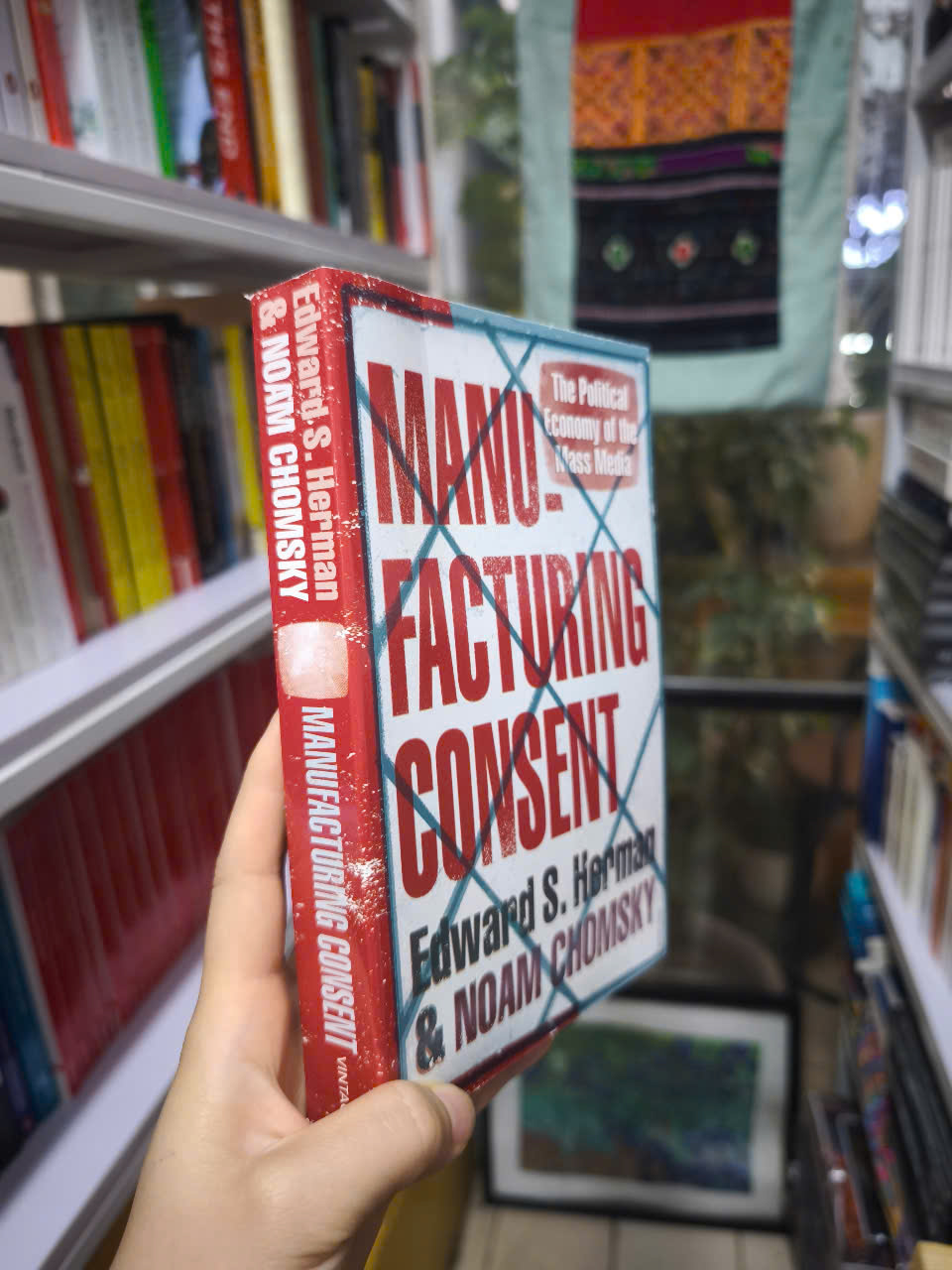 Sách - Manufacturing Consent: The Political Economy of the Mass Media by Noam Chomsky - Politics/Nonfiction/ History