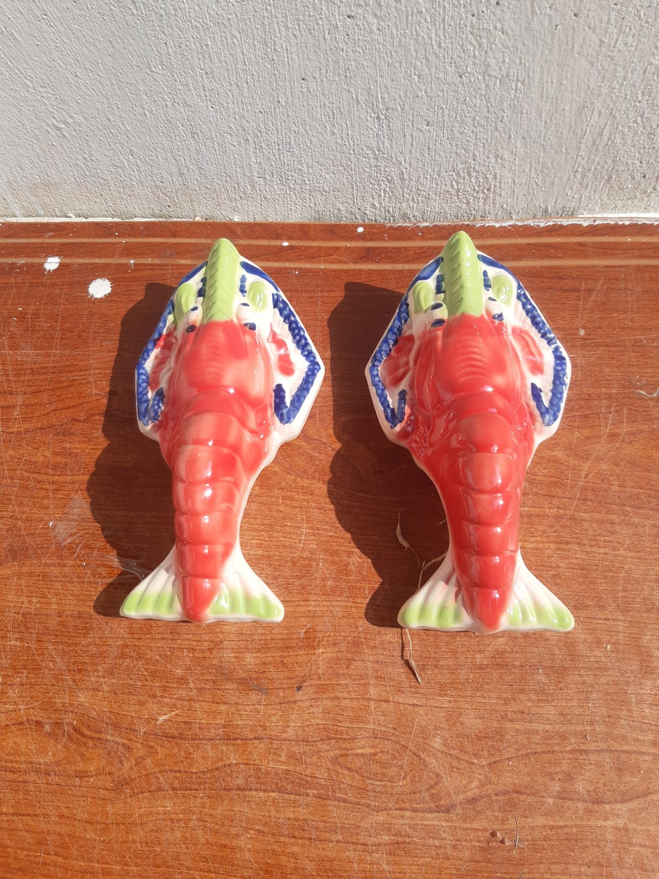 Chậu hoa treo tường, bình hoa treo tường com tôm đỏ