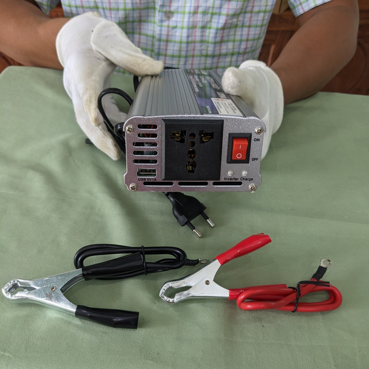Bộ Chuyển Đổi Điện 12V Lên 220V Kiêm Sạc Bình ẮQuy Thông Minh Suoer 1000W Cao Cấp