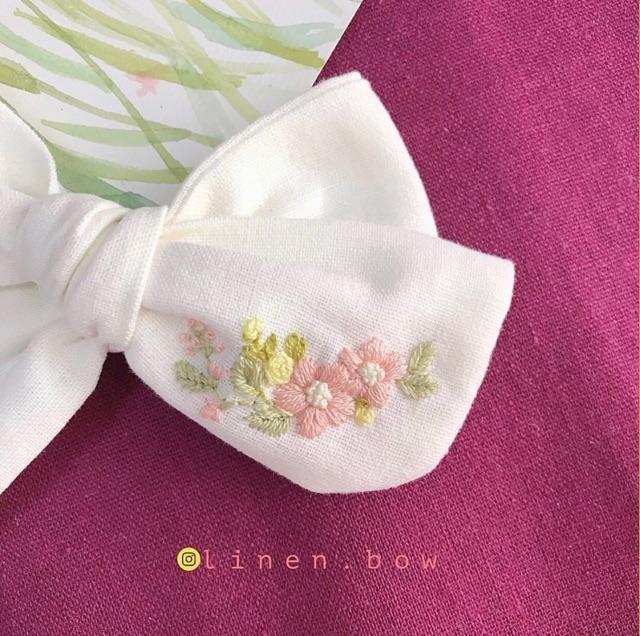 Nơ linen trắng thêu hoa tone pastel