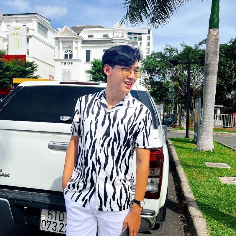 Áo Sơ Mi Nam Nữ Unisex Họa Tiết Trắng Đen Tay Ngắn, Chất Lụa Gân Dày Đẹp, Hàng Thiết Kế Mr.Smile 99 Shop
