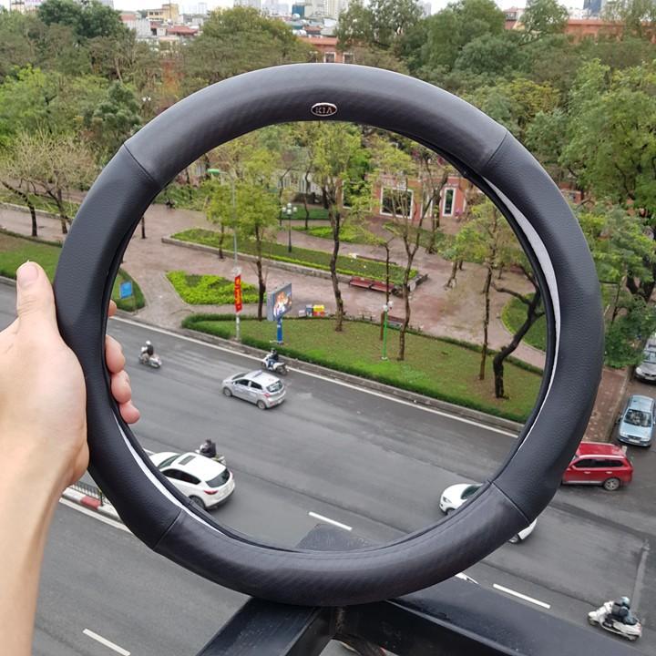 Bọc vô lăng vân Carbon cao cấp Logo theo hãng xe KIA