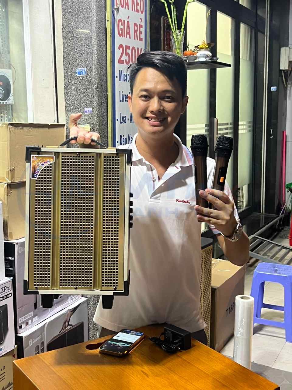 Loa kéo di động T8 loa bass 20cm tặng kèm cặp micro không dây vừa là chiếc loa di động máy nghe nhạc vừa có thể hát karaoke âm thanh hay, bass treble chuẩn với thiết kế gọn, sạc pin tiện rất phù hợp để mang đi du lịch hay dã ngoại