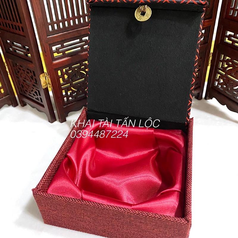 Hộp gấm lót vải đỏ đựng vòng , chuỗi phong thuỷ
