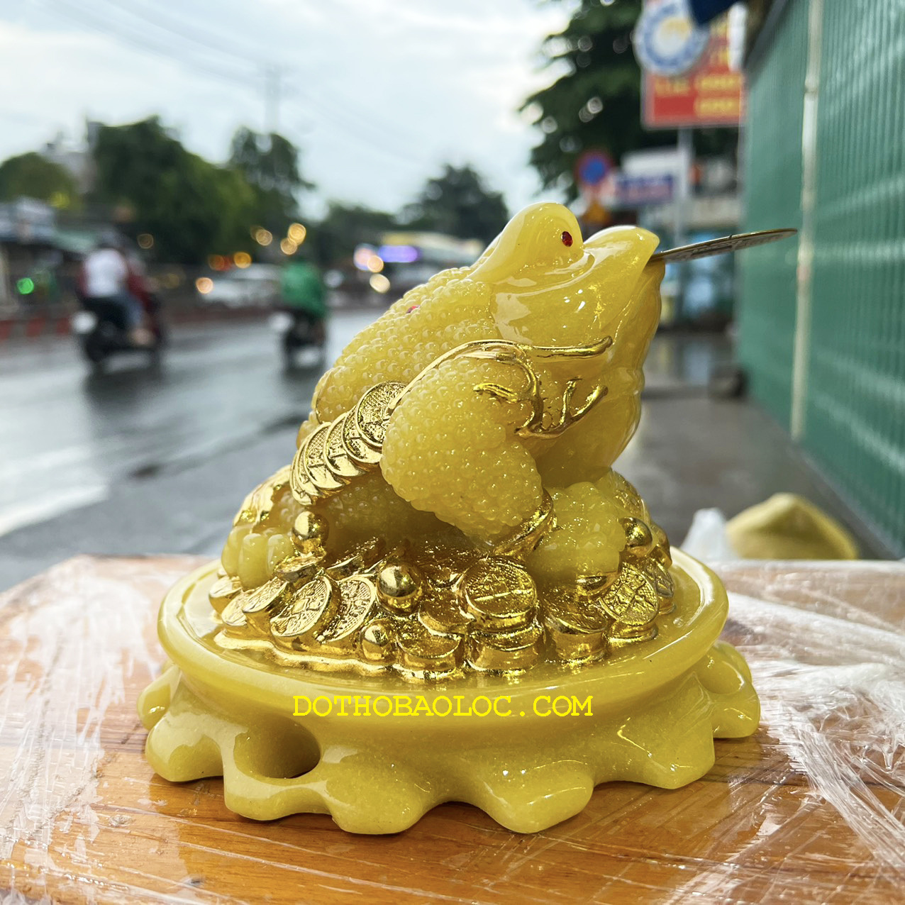 Thiềm Thừ phong thủy màu VÀNG bằng đá cao cấp cao 12cm – Cóc 3 chân
