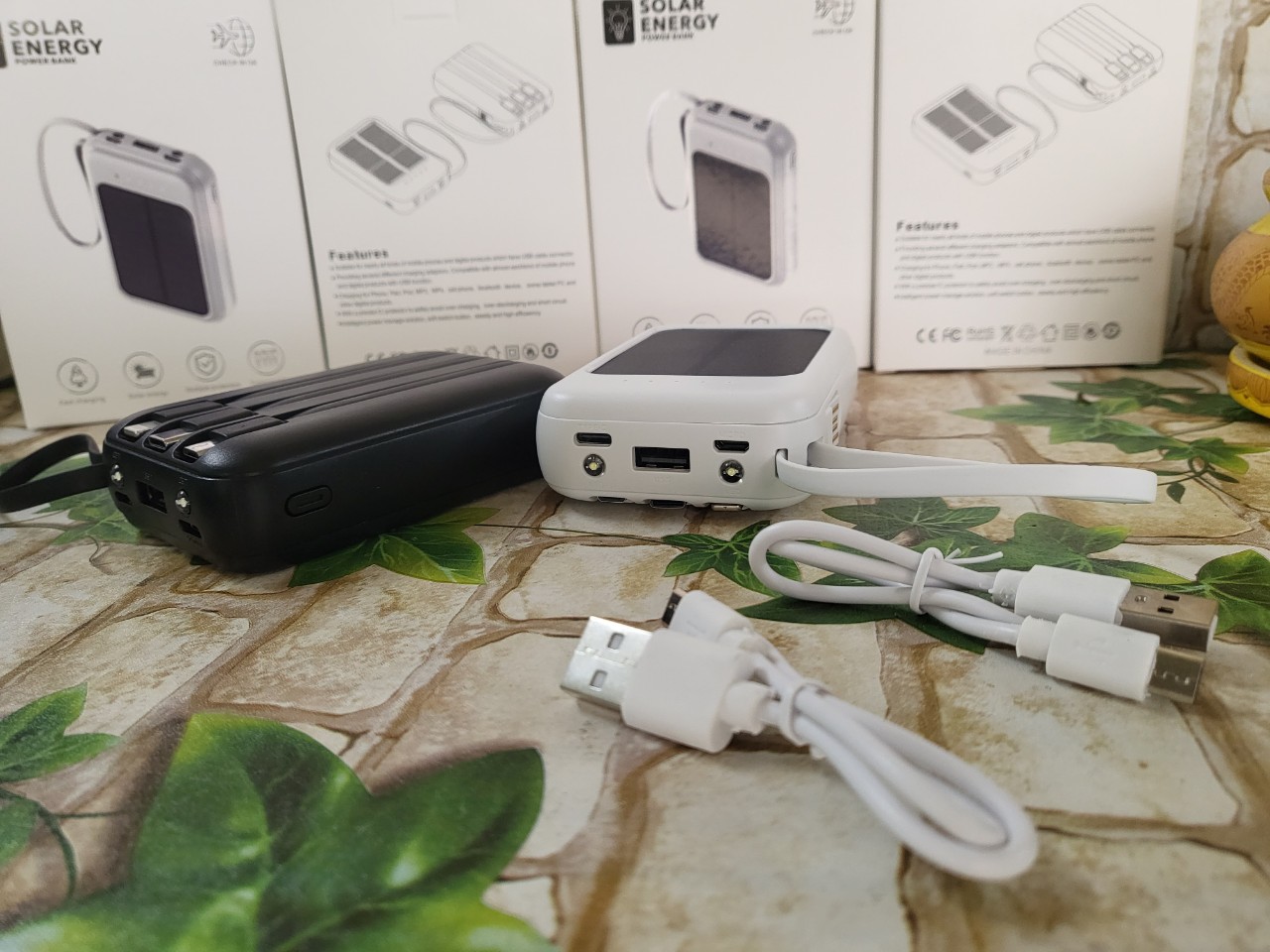 Pin Dự Phòng Năng Lượng Mặt Trời Power Bank Dung Lượng 10000mAh Sẵn Cáp Sạc TẶNG KÈM ĐÈN PIN MINI