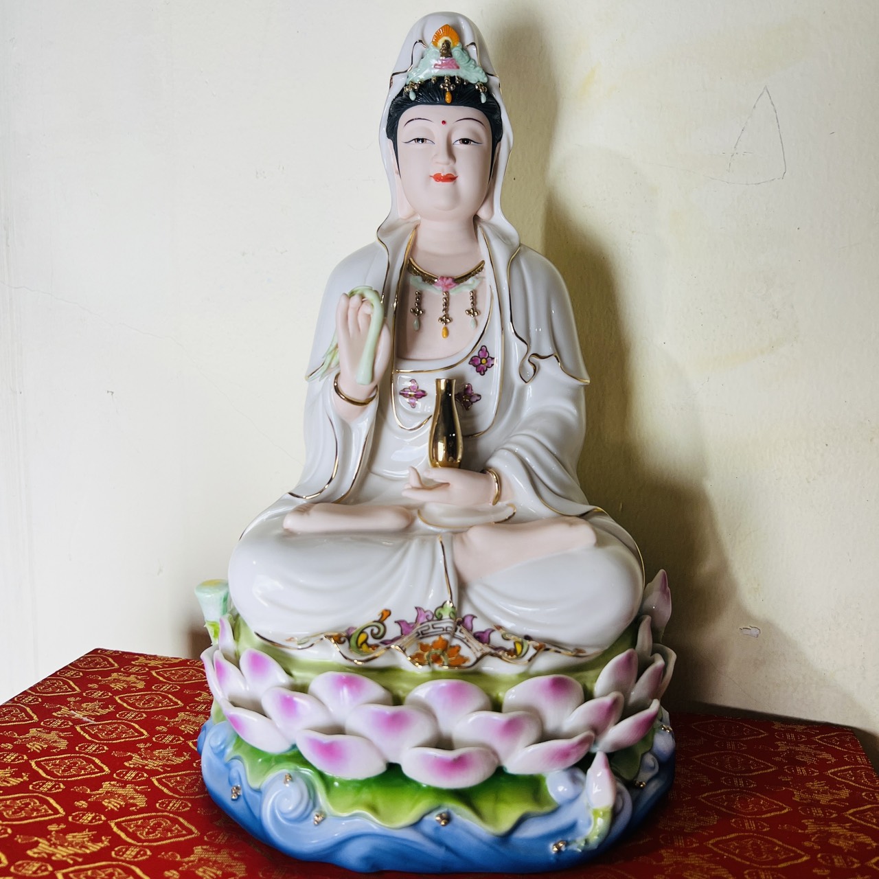 Tượng Quan Âm gốm sứ cao cấp ngồi trên đài sen cao 30cm