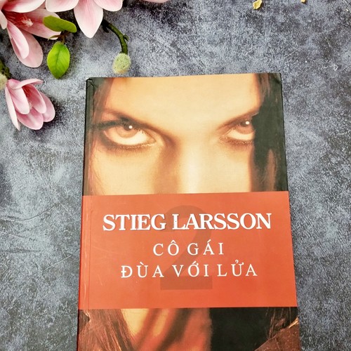 Cô Gái Đùa Với Lửa (Tái Bản)