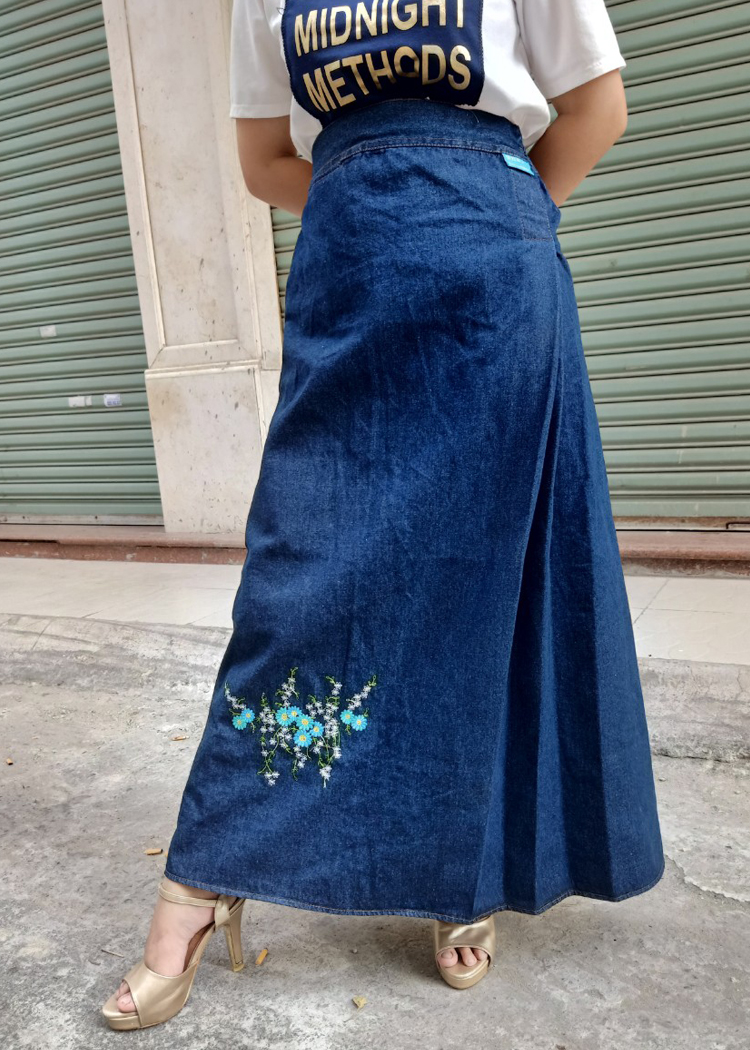 Váy Chống Nắng Loại Tốt Cho Nữ Chất Liệu Jeans Dày Dặn, Mềm Mại & Rất Thoáng Mát Có Thêu Họa Tiết Hoa Thạch Thảo Cùng Dàn Nút Bấm Kim Loại