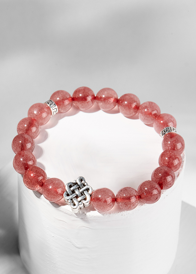 Vòng tay thạch anh dâu charm kết đồng tâm Ngọc Quý Gemstones