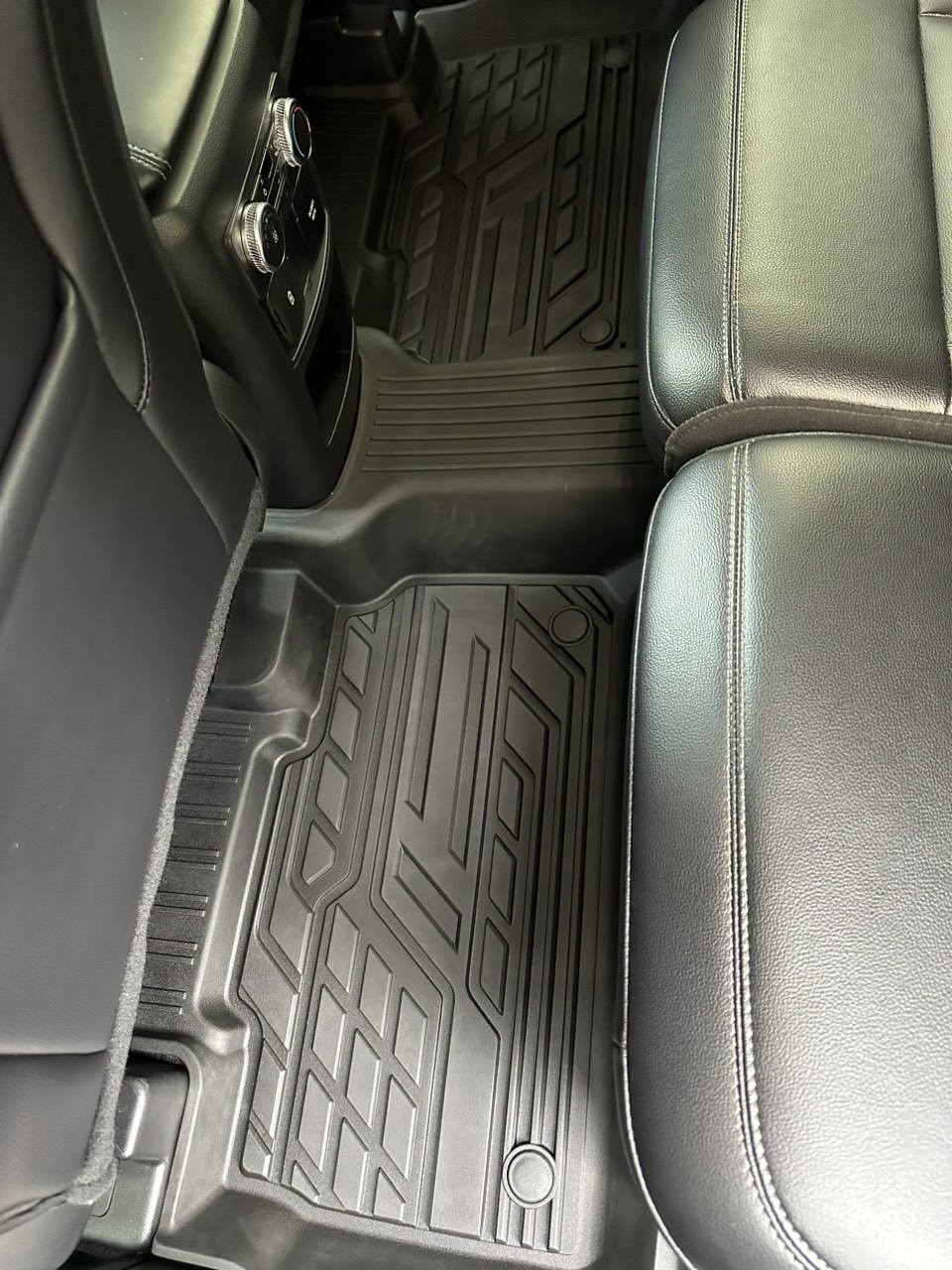 Thảm lót sàn xe ô tô Ford Explorer 2020 - 2024+ Nhãn hiệu Macsim chất liệu nhựa TPE cao cấp