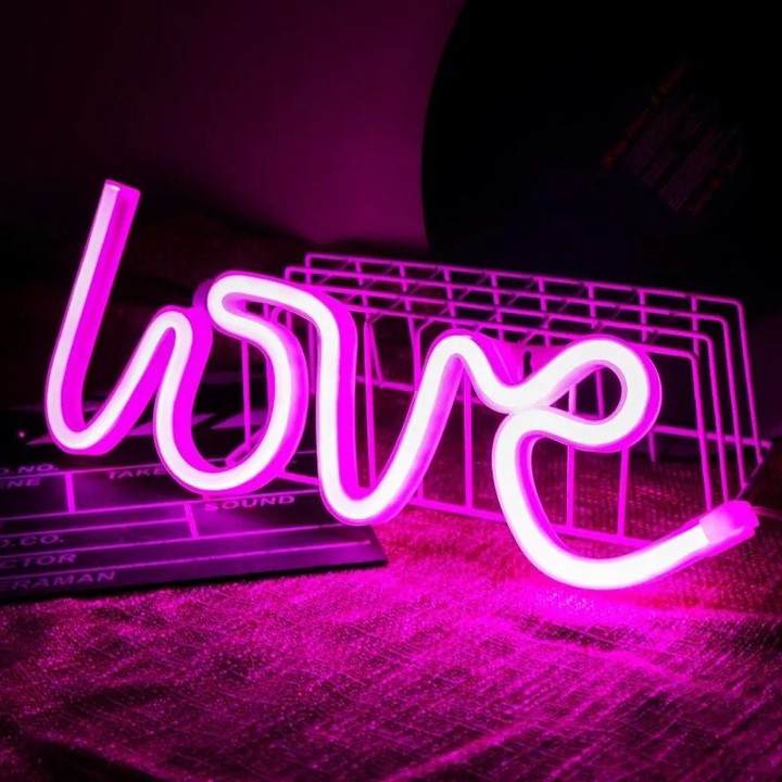 Đèn Led chữ LOVE nhiều màu cực đẹp, trang trí phòng ngủ